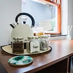 Modern & Central 1 Bedroom Apt Close To Major Attractions