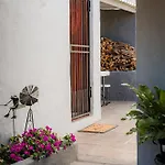 Modern & Central 1 Bedroom Apt Close To Major Attractions