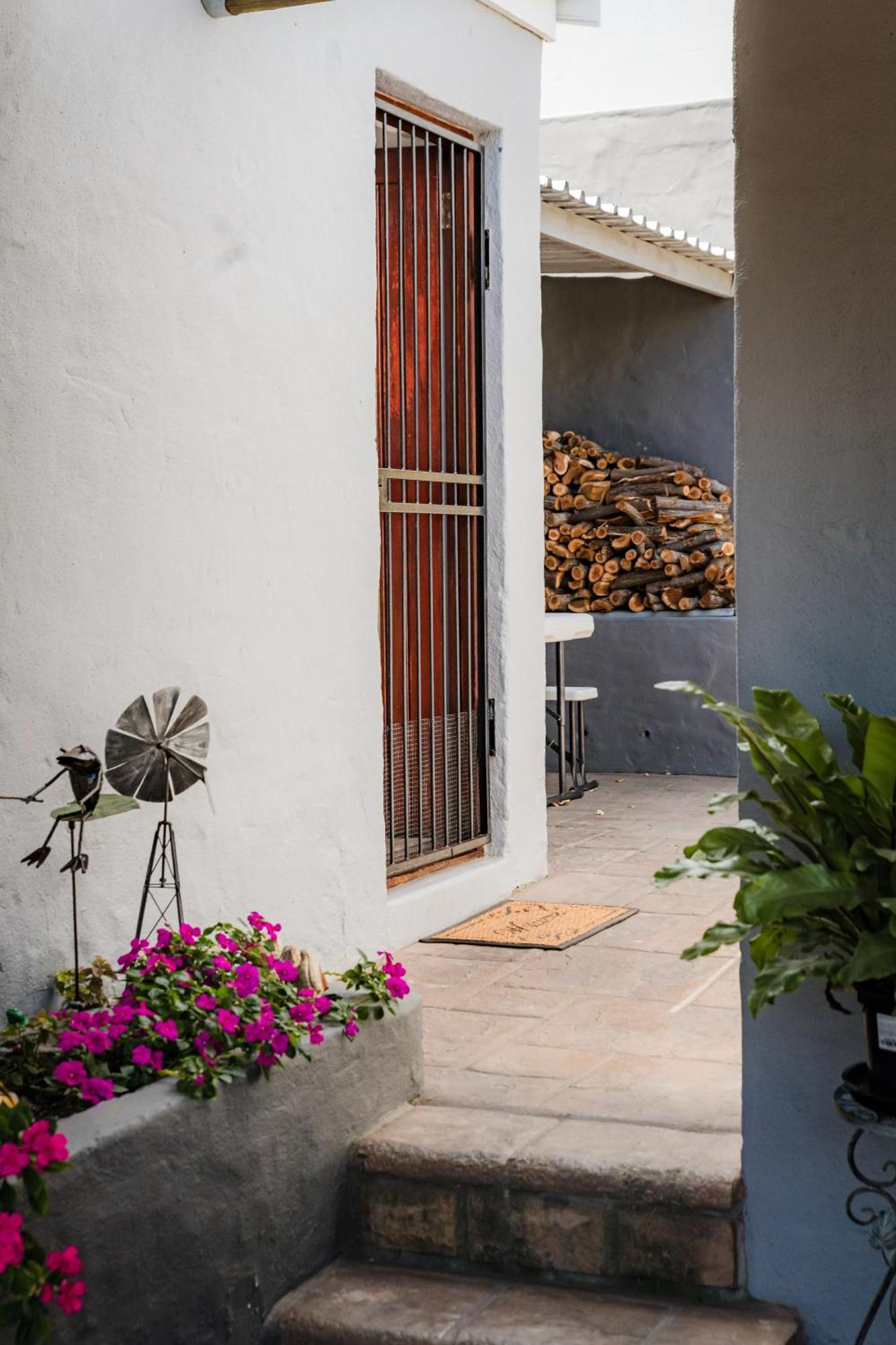 Modern & 1 Bedroom Close To Major Attractions *